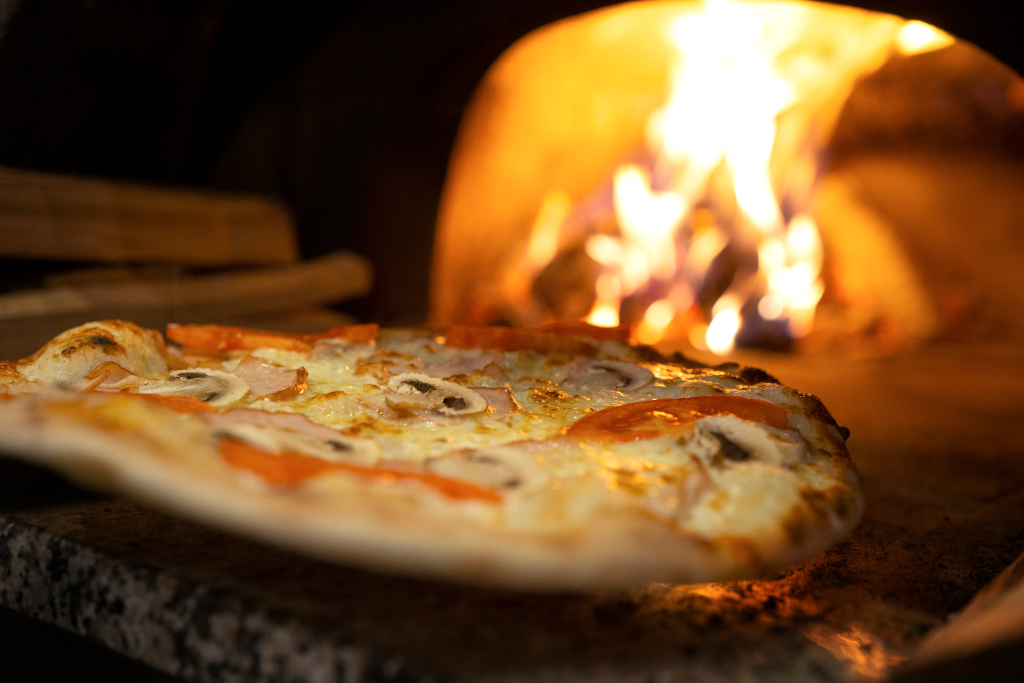 cottura deliziosa pizza con forno a legna