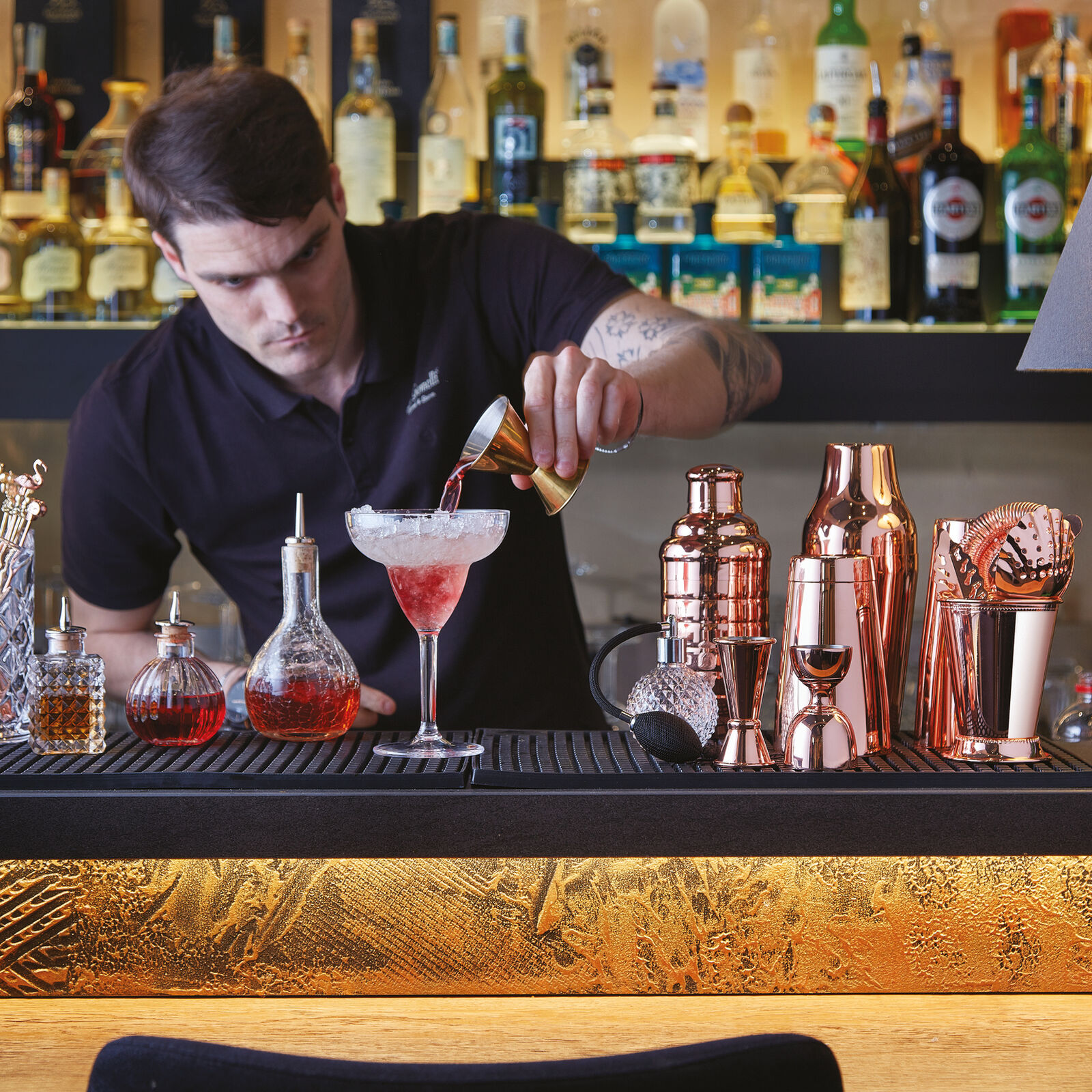 bartender prepara un cocktail con attrezzatura professionale
